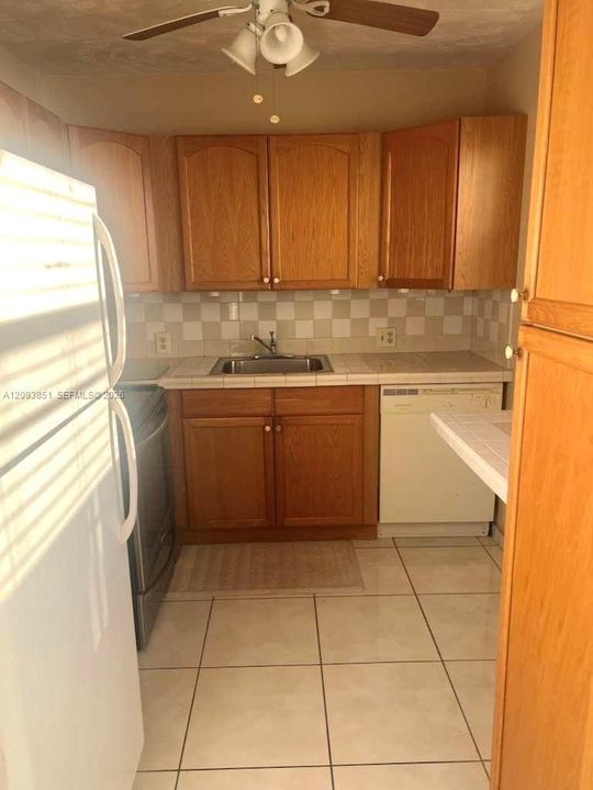 For Sale: $120,000 (2 beds, 1 baths, 840 Square Feet)