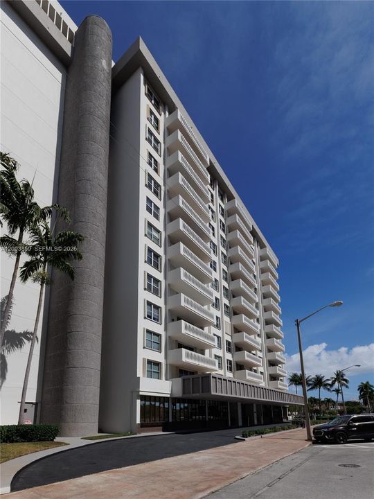 For Sale: $689,000 (2 beds, 2 baths, 1093 Square Feet)
