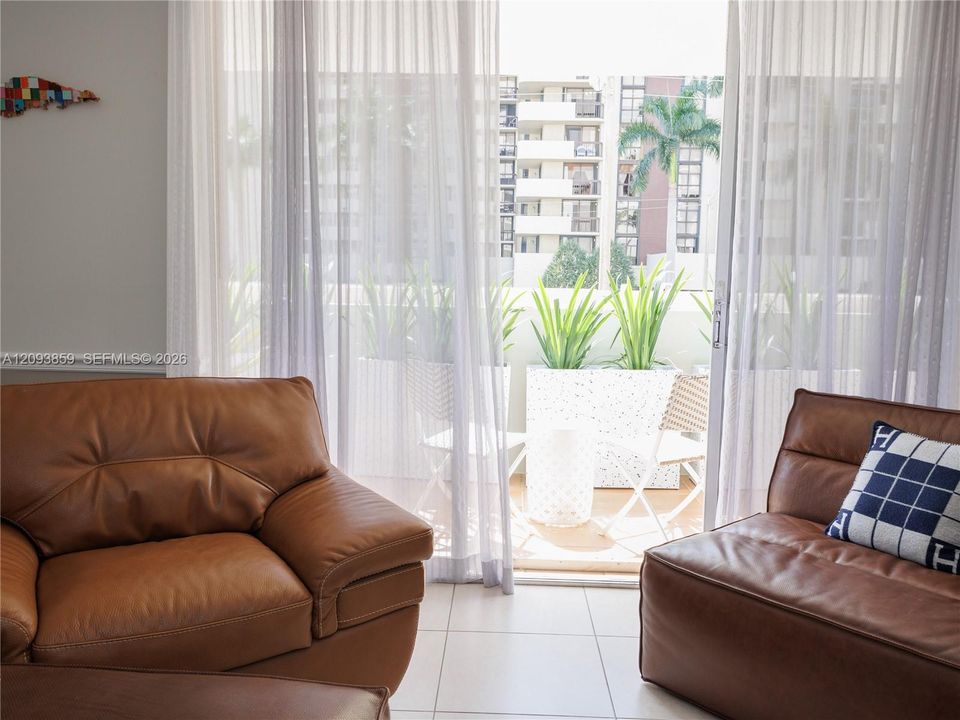 For Sale: $689,000 (2 beds, 2 baths, 1093 Square Feet)