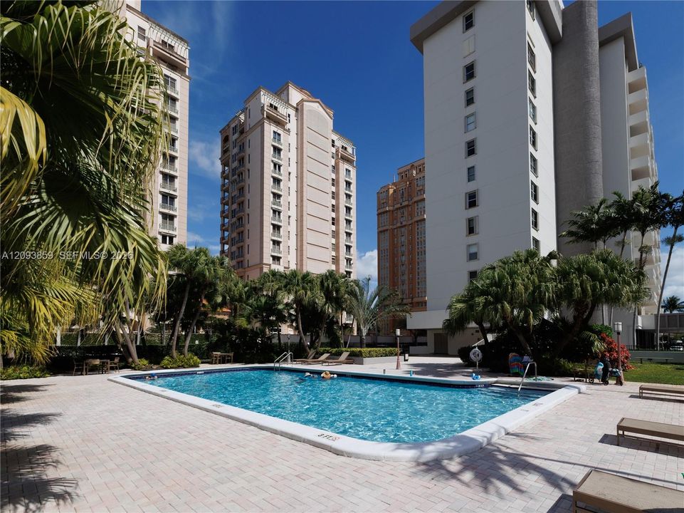 For Sale: $689,000 (2 beds, 2 baths, 1093 Square Feet)