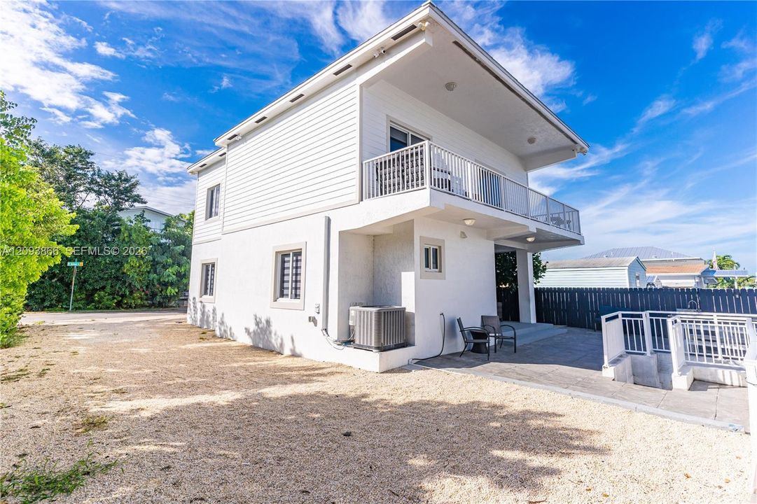 For Sale: $1,600,000 (4 beds, 3 baths, 1428 Square Feet)
