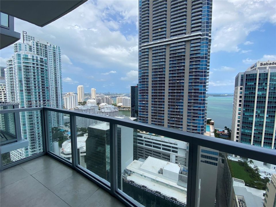 For Rent: $3,050 (1 beds, 1 baths, 963 Square Feet)