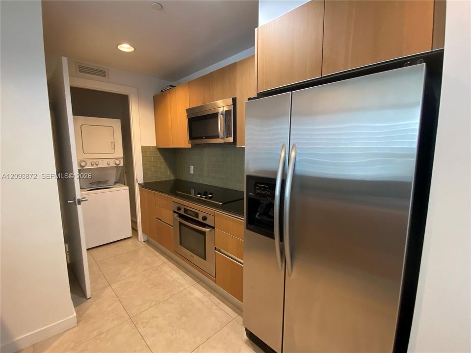 For Rent: $3,050 (1 beds, 1 baths, 963 Square Feet)