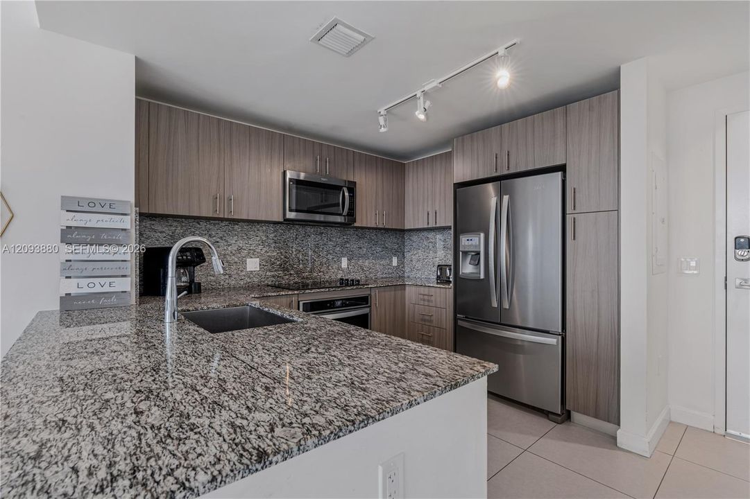 For Rent: $4,000 (2 beds, 2 baths, 1024 Square Feet)