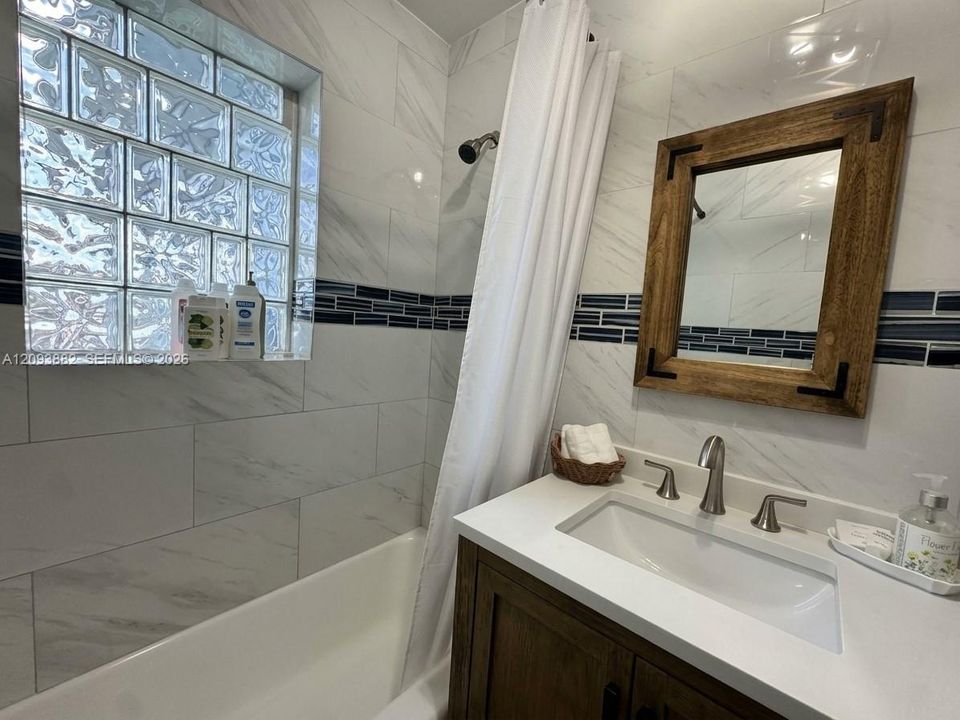 En Venta: $373,000 (2 camas, 2 baños, 924 Pies cuadrados)
