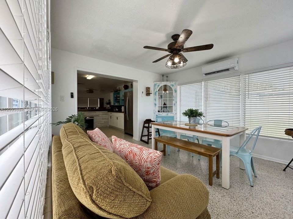 En Venta: $373,000 (2 camas, 2 baños, 924 Pies cuadrados)