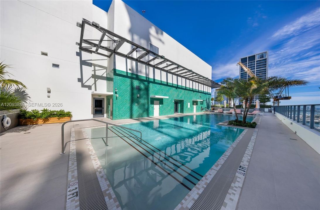 For Sale: $640,000 (1 beds, 1 baths, 522 Square Feet)