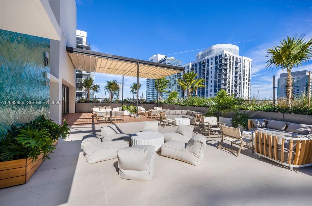 For Sale: $640,000 (1 beds, 1 baths, 522 Square Feet)
