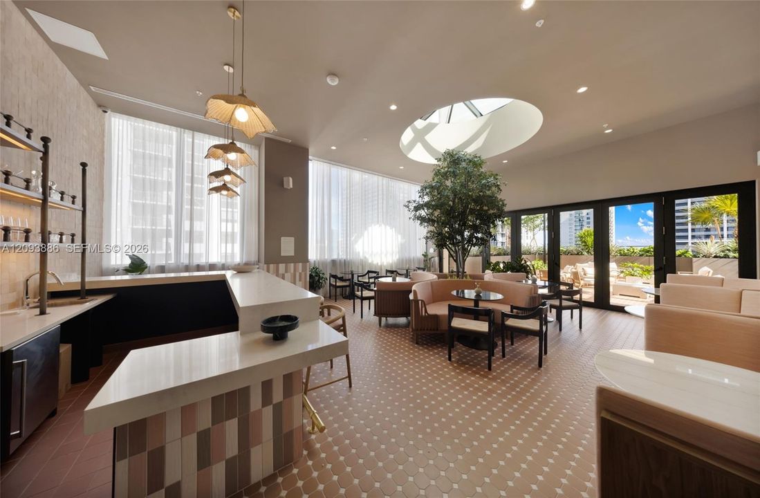 For Sale: $640,000 (1 beds, 1 baths, 522 Square Feet)