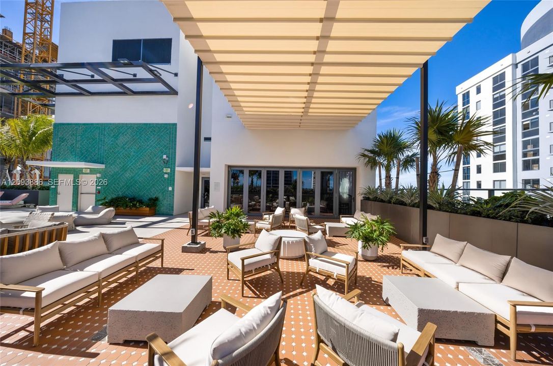 For Sale: $640,000 (1 beds, 1 baths, 522 Square Feet)