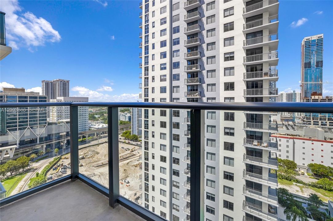 For Sale: $640,000 (1 beds, 1 baths, 522 Square Feet)