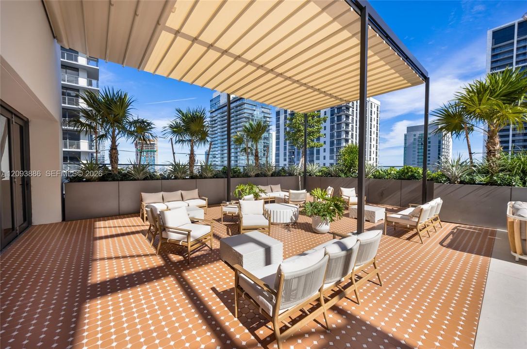 For Sale: $640,000 (1 beds, 1 baths, 522 Square Feet)