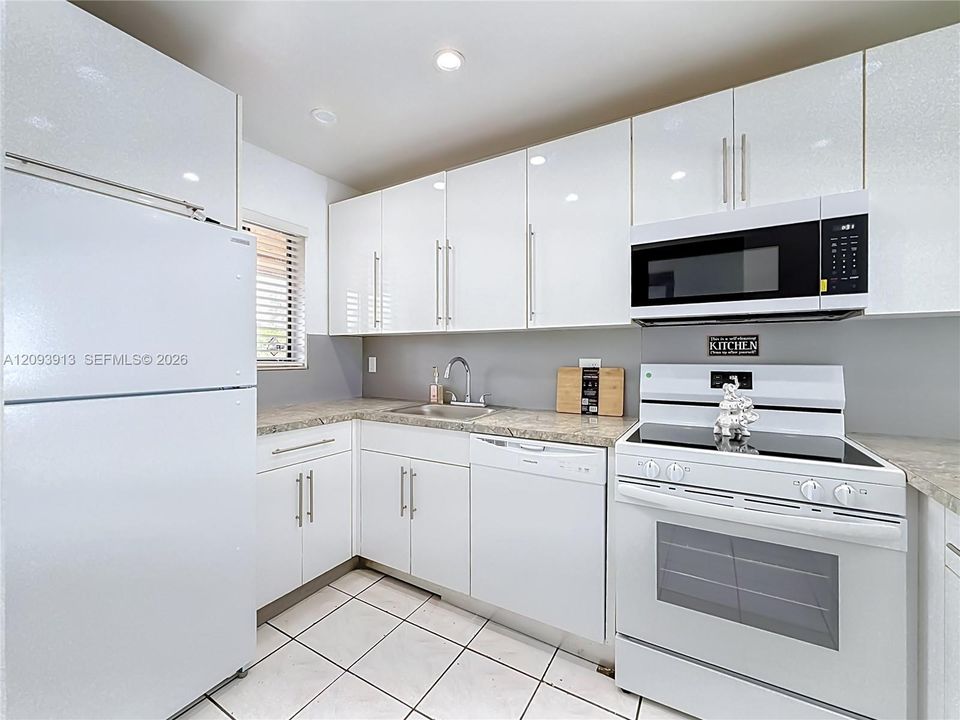 For Rent: $2,200 (2 beds, 2 baths, 750 Square Feet)