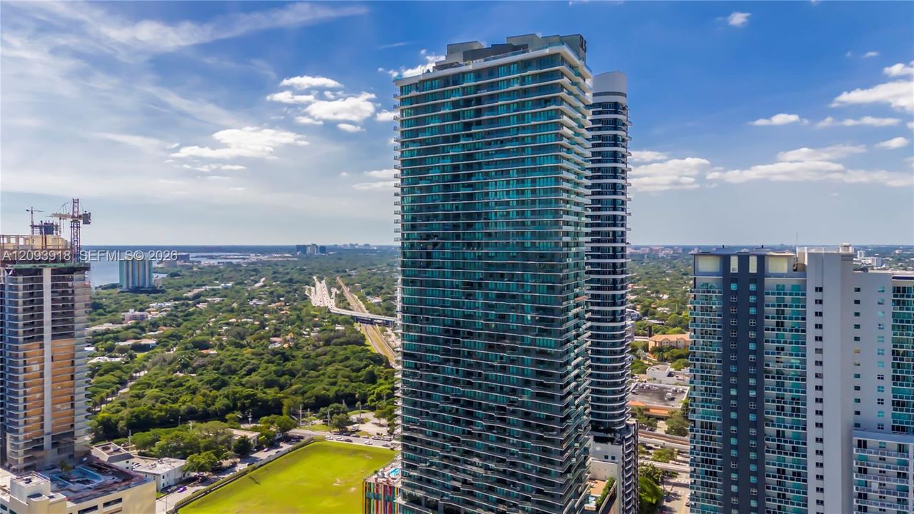 出租: $3,590 (1 贝兹, 1 浴室, 699 平方英尺)