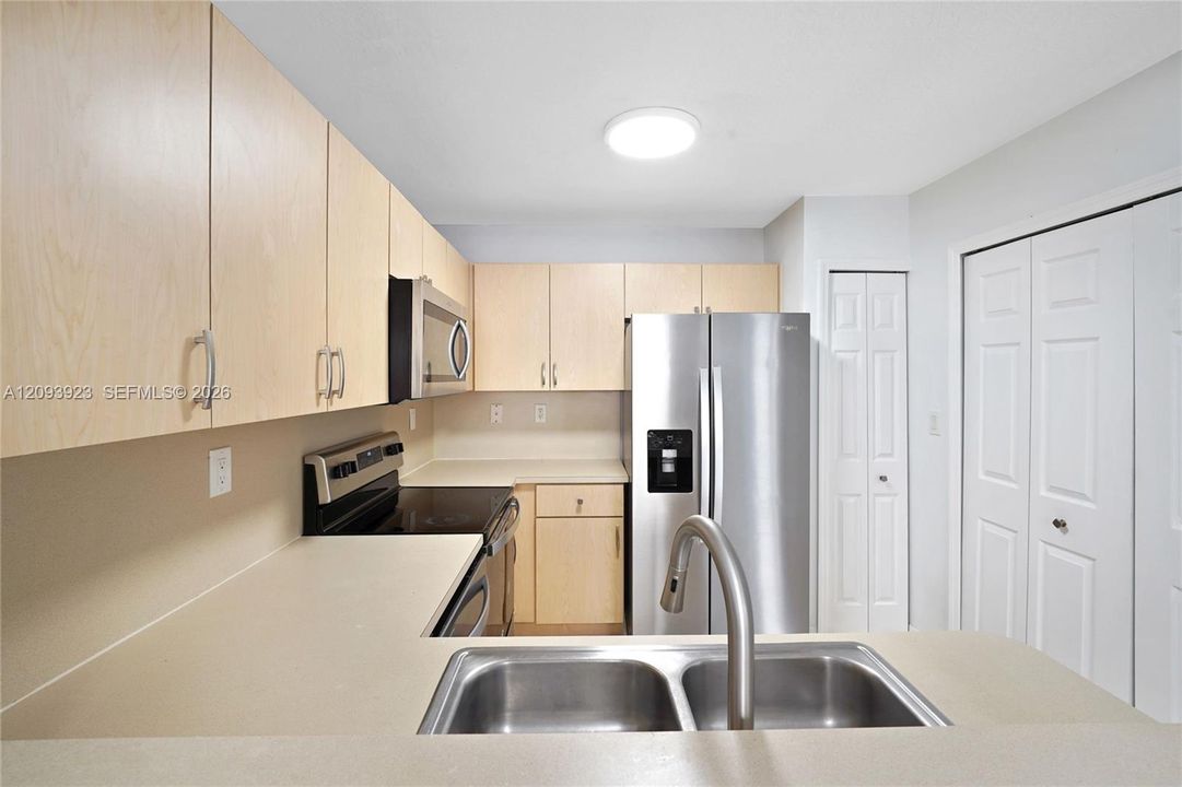 For Rent: $2,300 (2 beds, 2 baths, 1100 Square Feet)