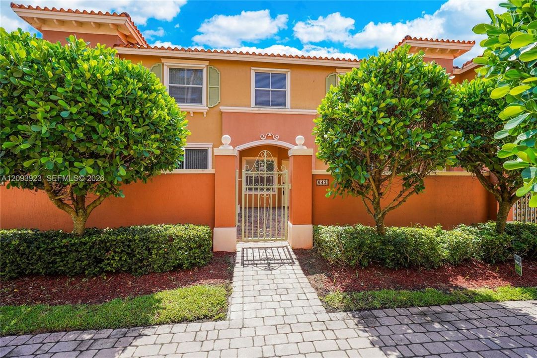 For Rent: $2,300 (2 beds, 2 baths, 1100 Square Feet)