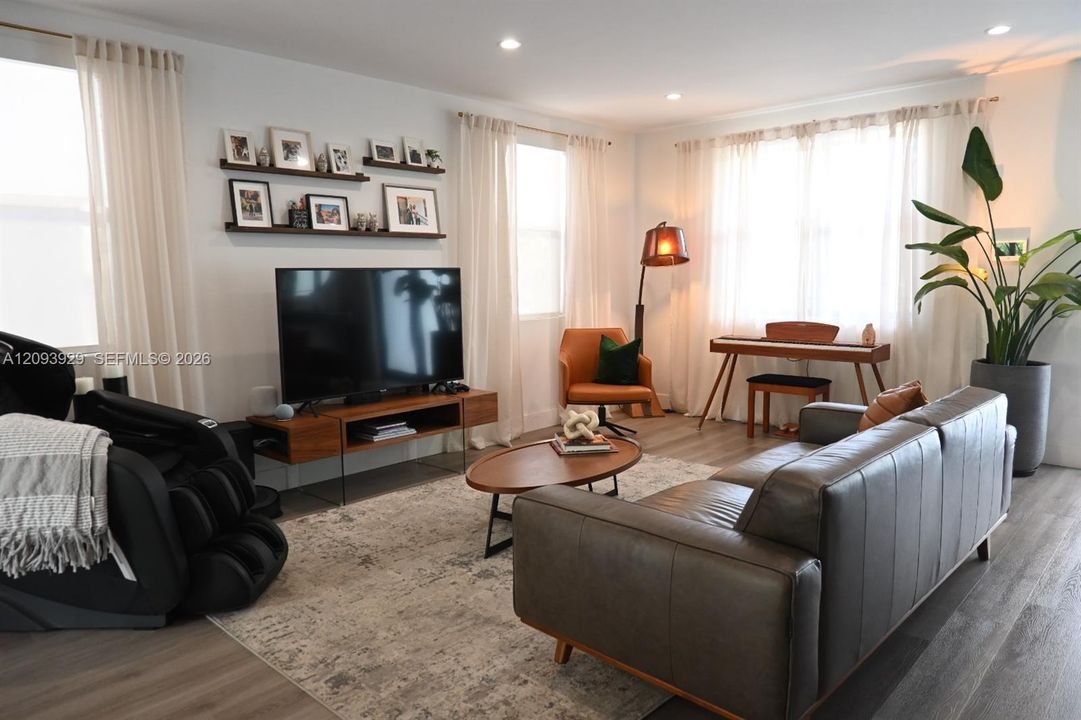 В аренду: $4,900 (3 спален, 2 ванн, 1604 Квадратных фут)