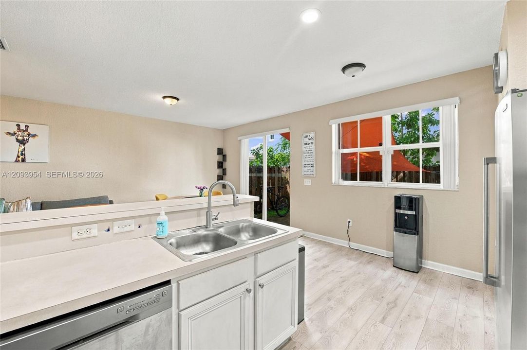 For Sale: $475,000 (3 beds, 2 baths, 1812 Square Feet)