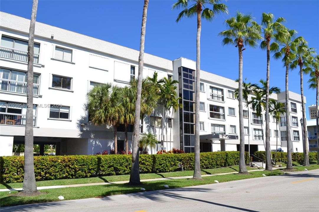 For Rent: $4,700 (2 beds, 2 baths, 1036 Square Feet)