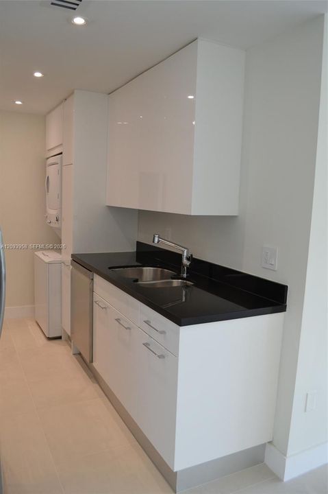 For Rent: $4,700 (2 beds, 2 baths, 1036 Square Feet)