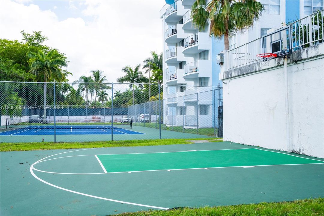 For Sale: $175,000 (2 beds, 2 baths, 1036 Square Feet)