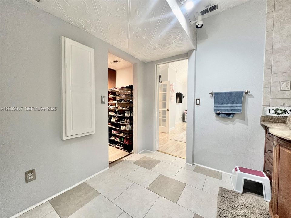 For Sale: $380,000 (3 beds, 2 baths, 1512 Square Feet)
