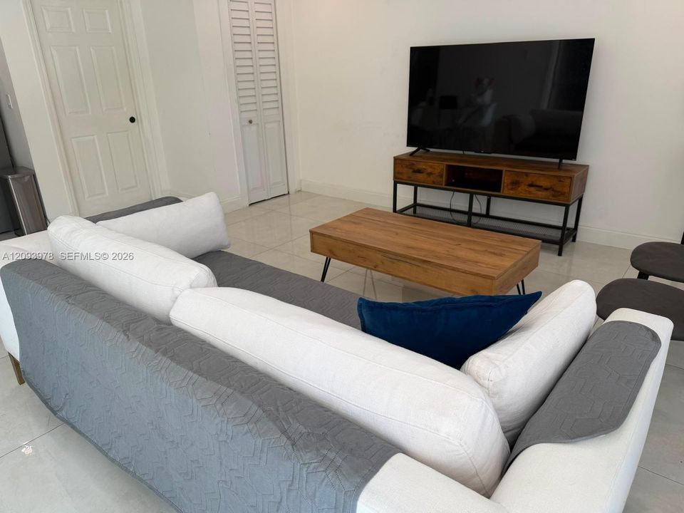 For Rent: $2,200 (1 beds, 1 baths, 2637 Square Feet)