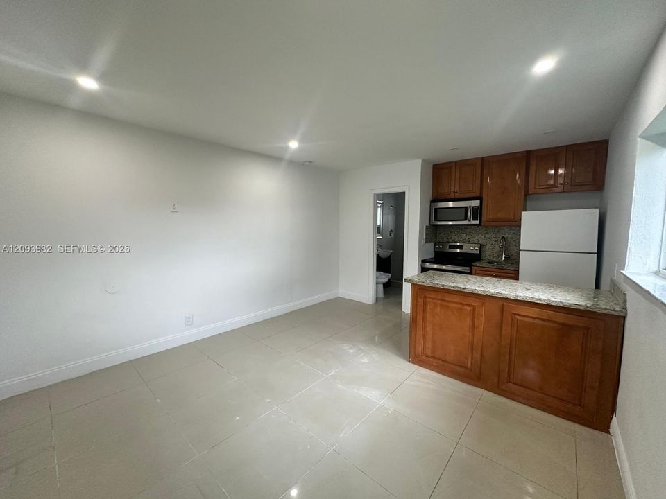 For Rent: $1,300 (0 beds, 1 baths, 290 Square Feet)