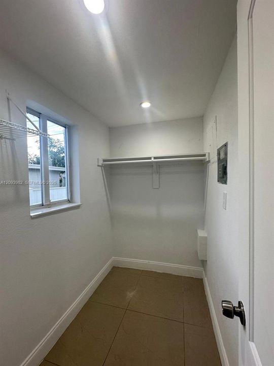 For Rent: $1,300 (0 beds, 1 baths, 290 Square Feet)