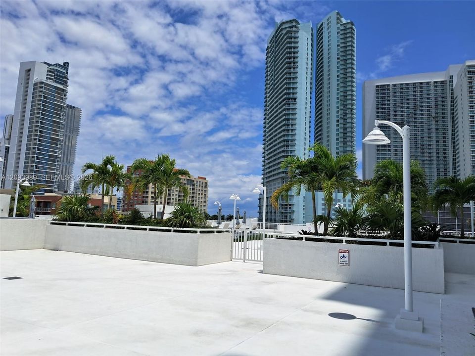 For Sale: $320,000 (1 beds, 1 baths, 763 Square Feet)