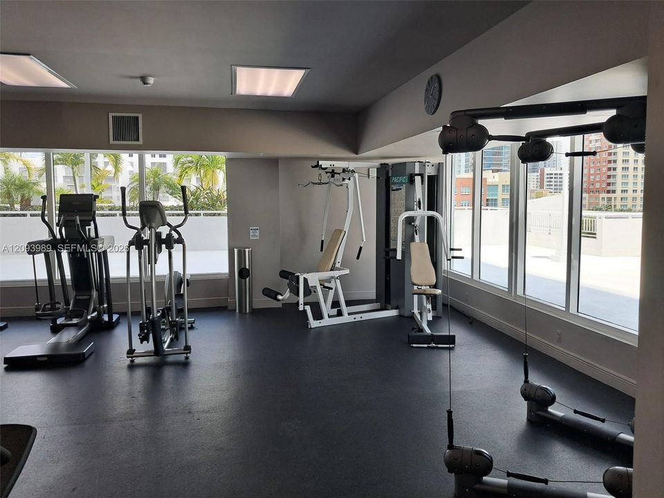For Sale: $320,000 (1 beds, 1 baths, 763 Square Feet)