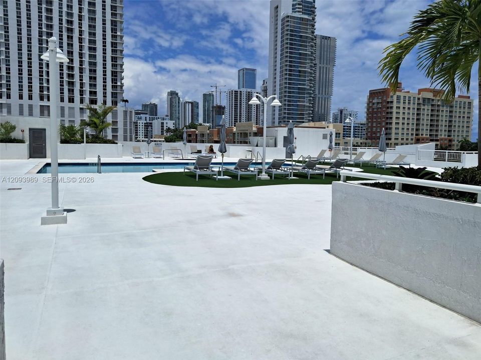 For Sale: $320,000 (1 beds, 1 baths, 763 Square Feet)