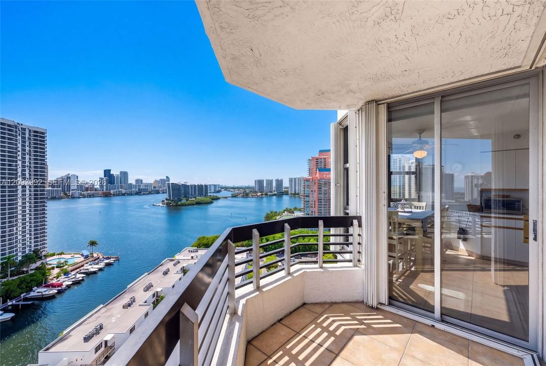 En Venta: $430,000 (2 camas, 2 baños, 1361 Pies cuadrados)
