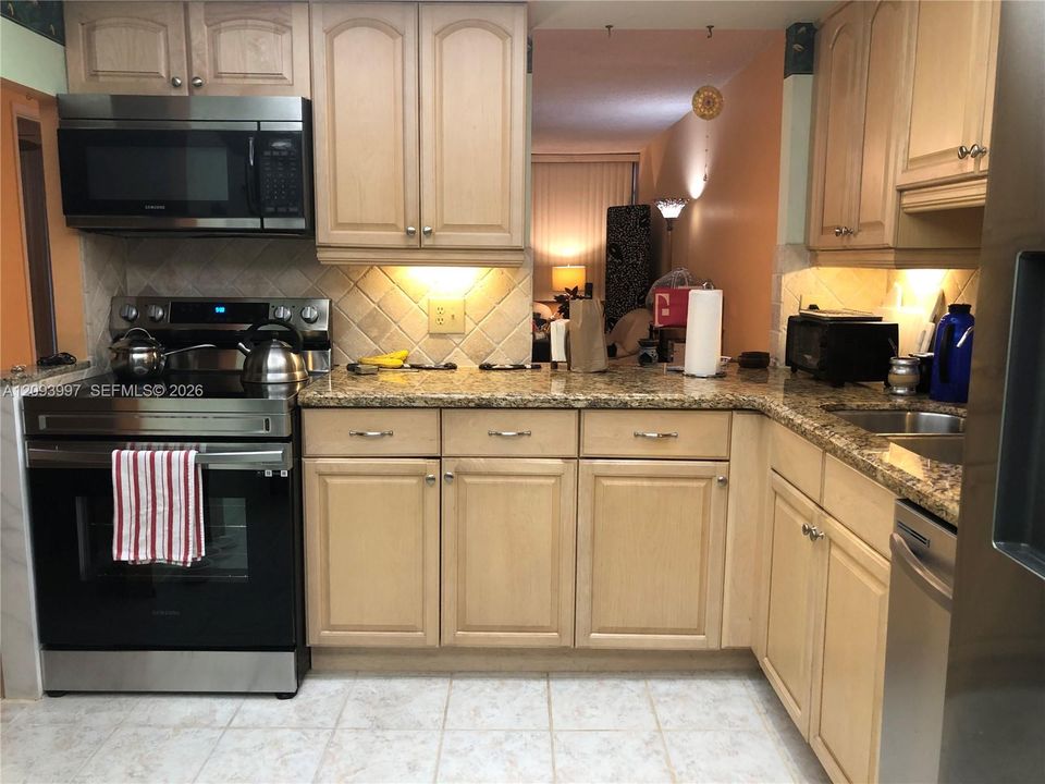 For Sale: $140,000 (1 beds, 1 baths, 801 Square Feet)
