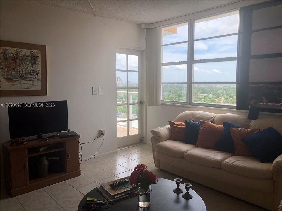 For Sale: $140,000 (1 beds, 1 baths, 801 Square Feet)