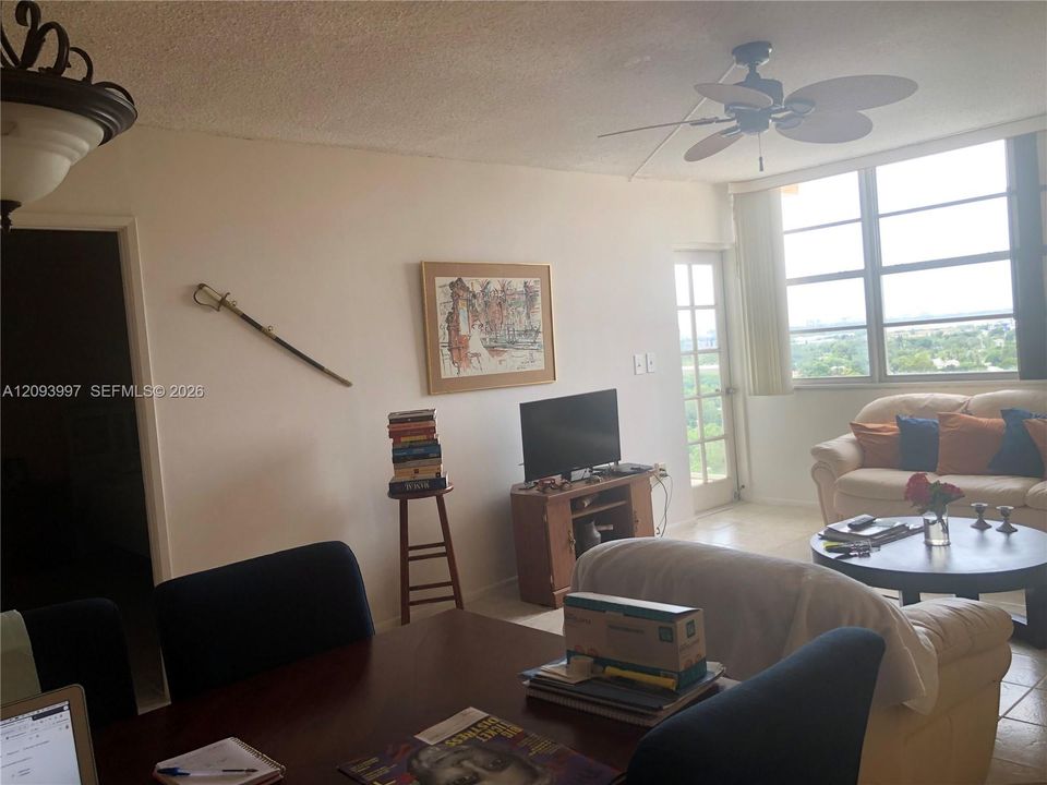 For Sale: $140,000 (1 beds, 1 baths, 801 Square Feet)