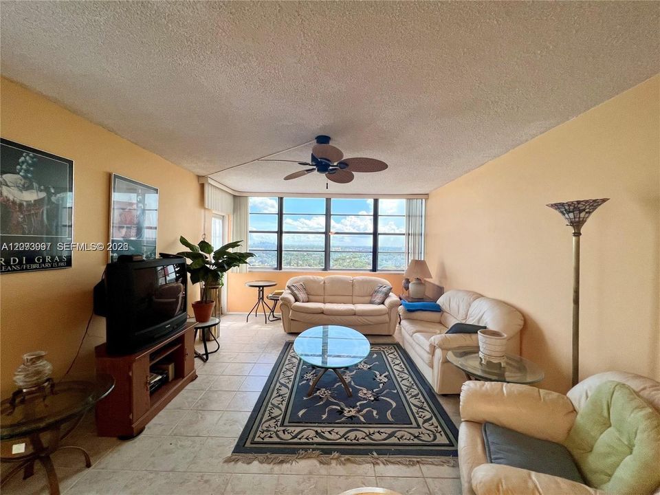 For Sale: $140,000 (1 beds, 1 baths, 801 Square Feet)