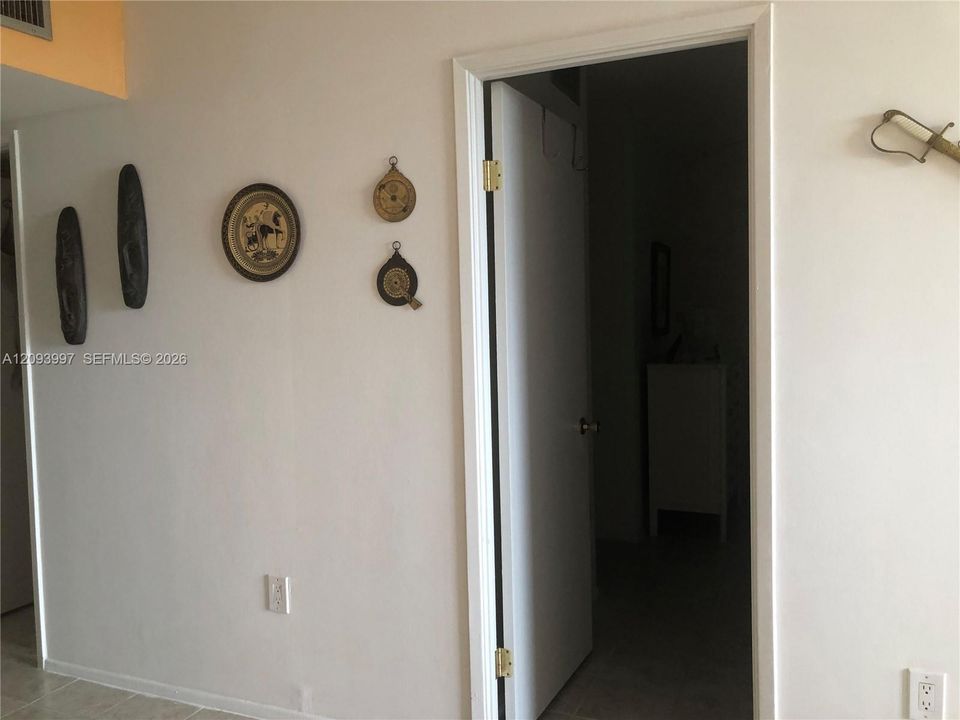 For Sale: $140,000 (1 beds, 1 baths, 801 Square Feet)