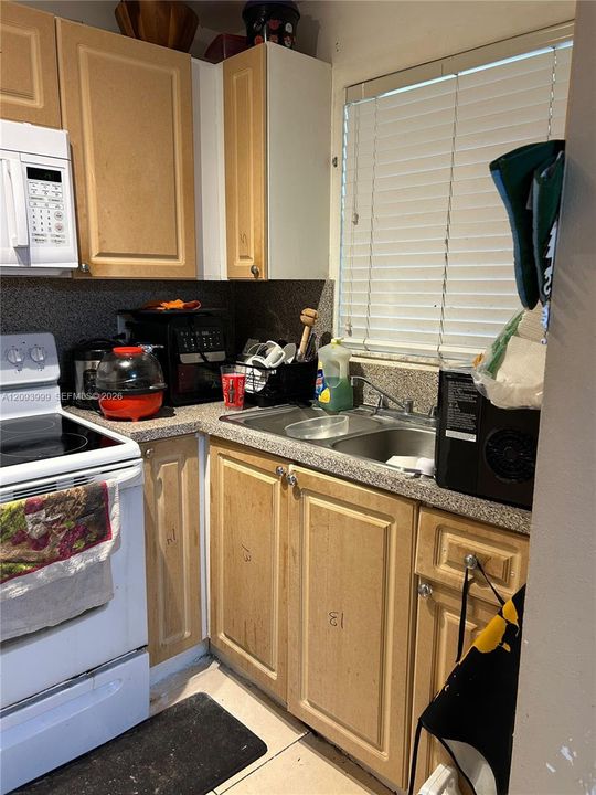 For Sale: $120,000 (1 beds, 1 baths, 774 Square Feet)