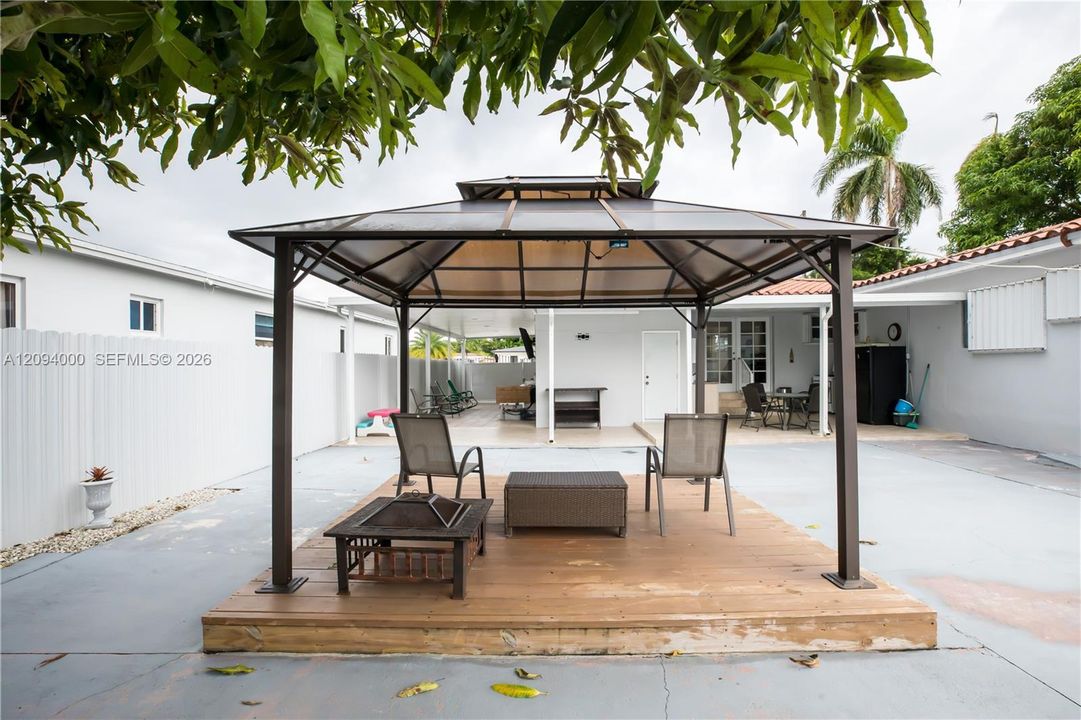 For Sale: $707,700 (4 beds, 2 baths, 1345 Square Feet)