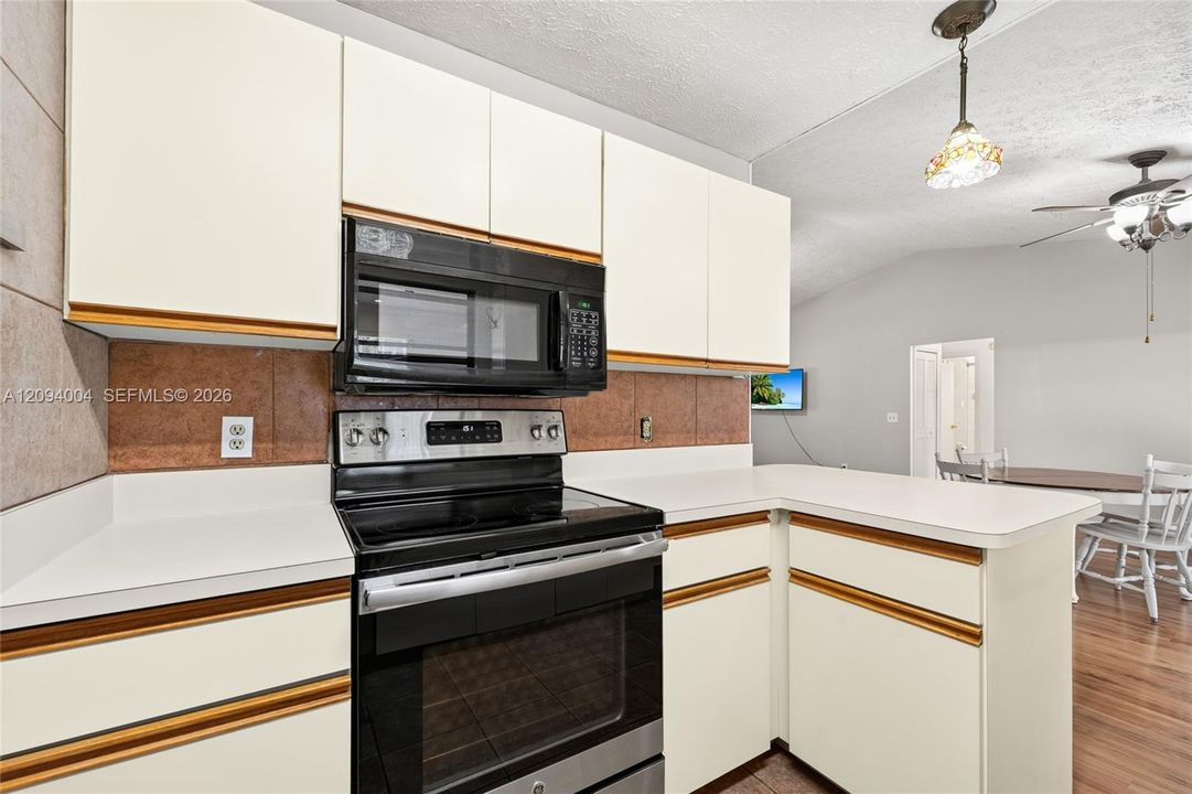 Active With Contract: $395,000 (3 beds, 2 baths, 1472 Square Feet)