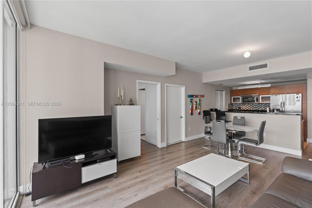 Active With Contract: $470,000 (2 beds, 2 baths, 929 Square Feet)