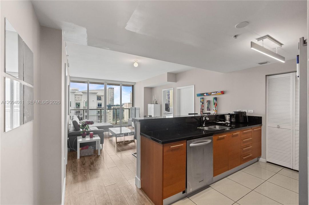 Active With Contract: $470,000 (2 beds, 2 baths, 929 Square Feet)