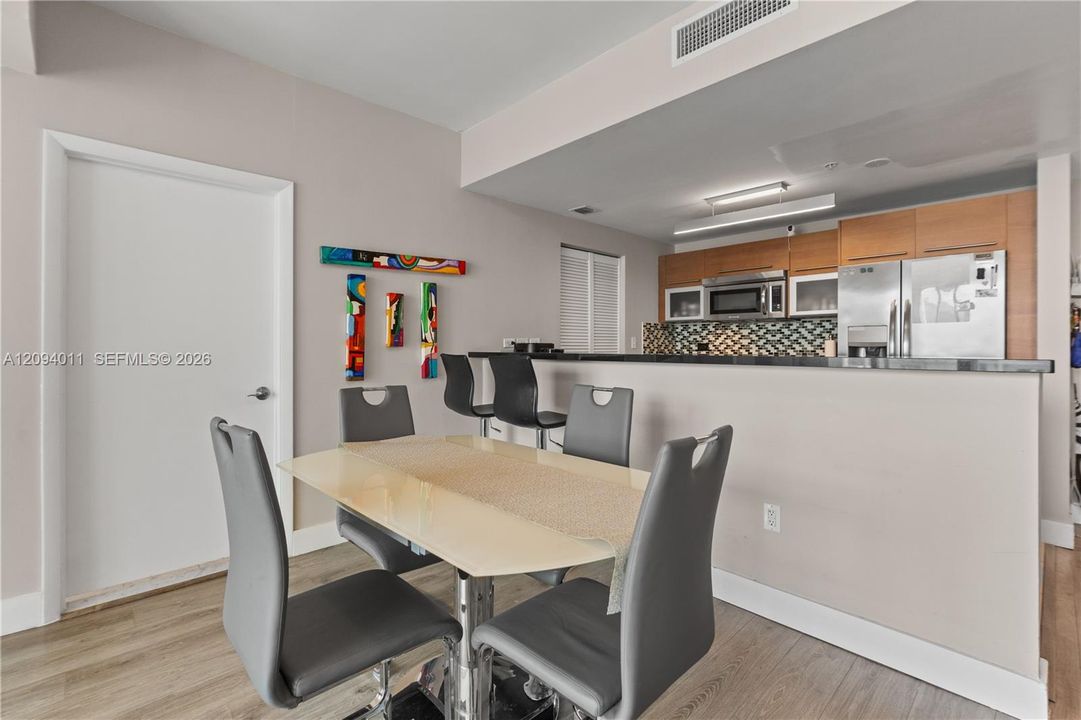 Active With Contract: $470,000 (2 beds, 2 baths, 929 Square Feet)