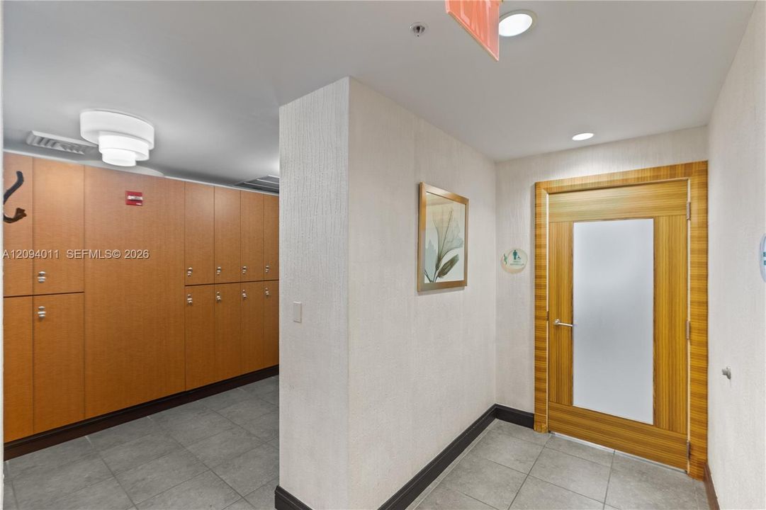 Active With Contract: $470,000 (2 beds, 2 baths, 929 Square Feet)