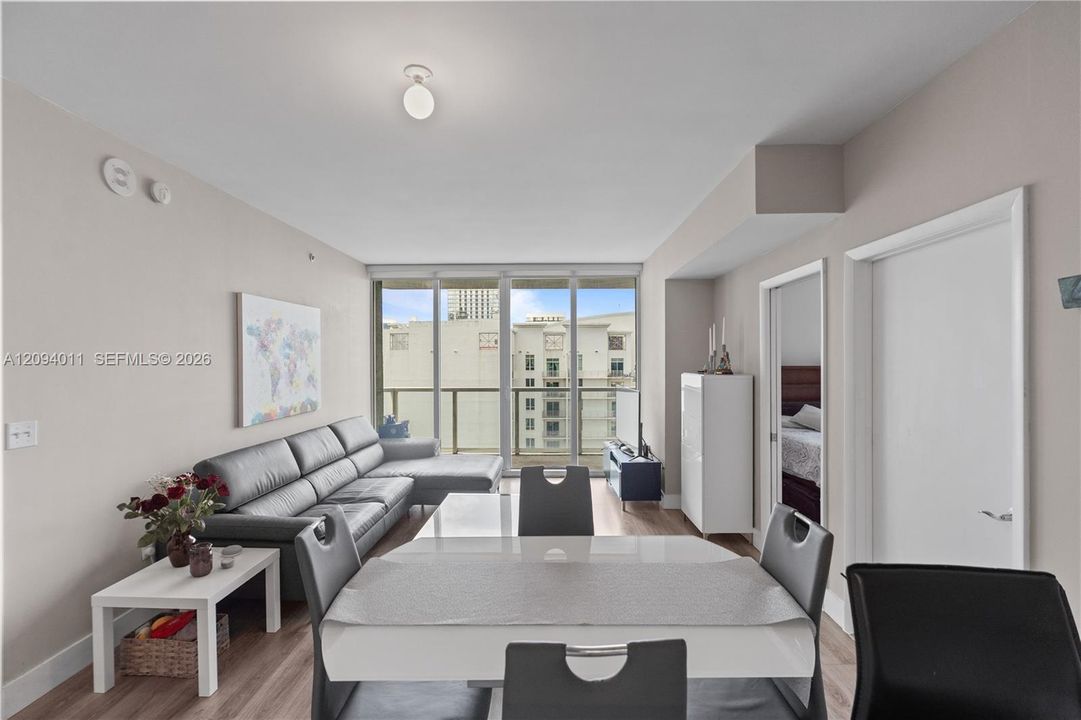 Active With Contract: $470,000 (2 beds, 2 baths, 929 Square Feet)