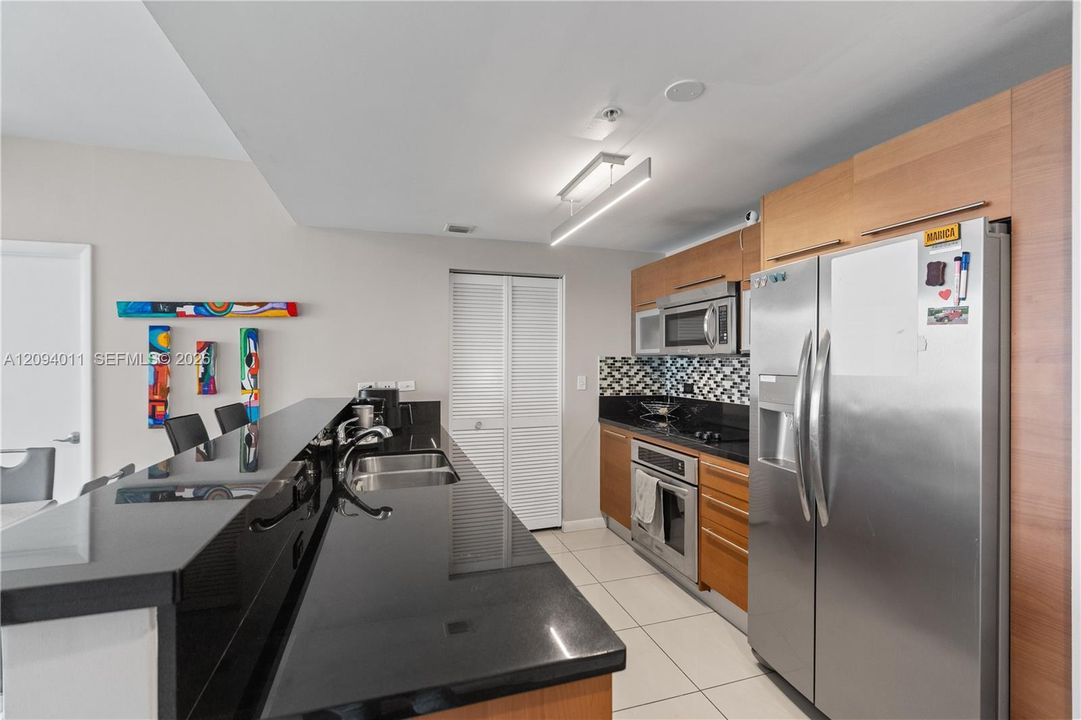 Active With Contract: $470,000 (2 beds, 2 baths, 929 Square Feet)