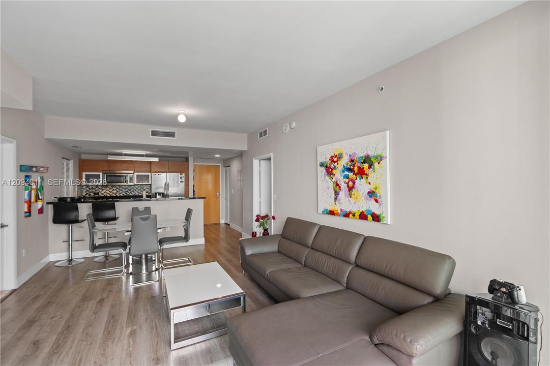 Active With Contract: $470,000 (2 beds, 2 baths, 929 Square Feet)
