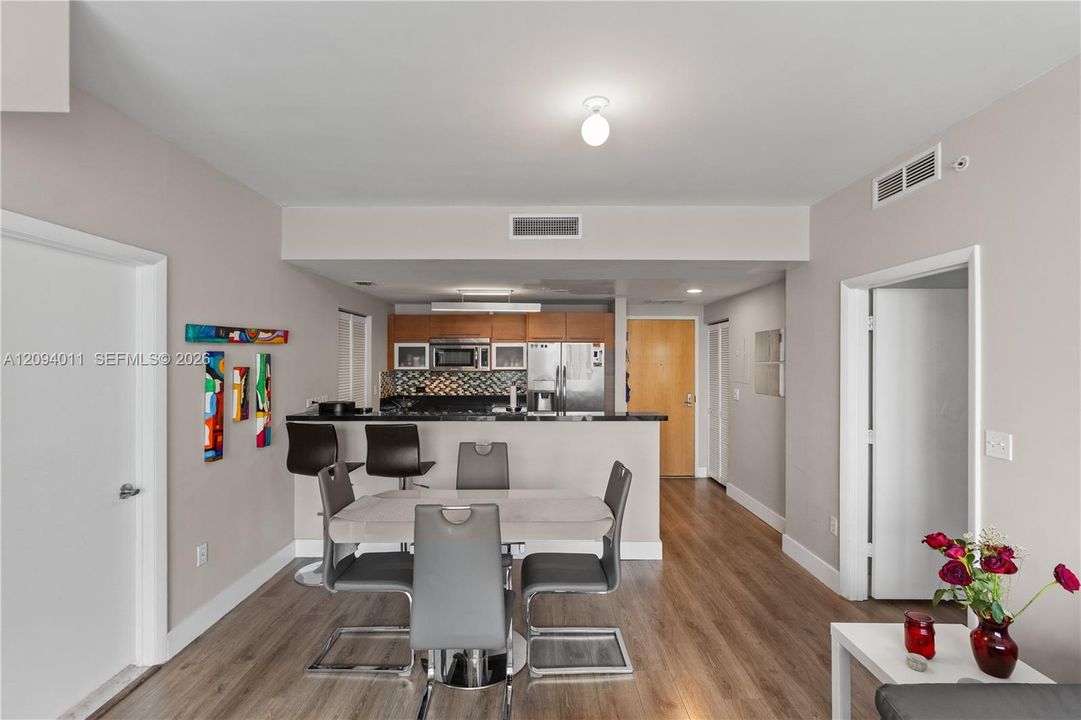 Active With Contract: $470,000 (2 beds, 2 baths, 929 Square Feet)