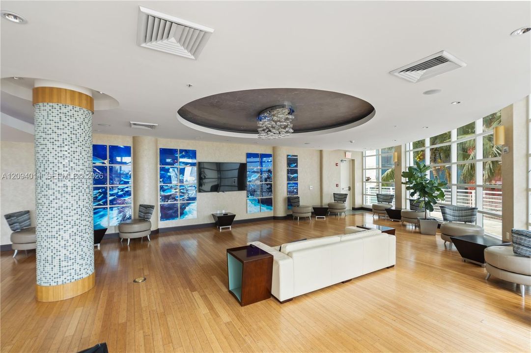Active With Contract: $470,000 (2 beds, 2 baths, 929 Square Feet)